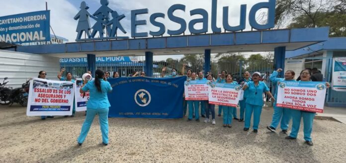 Enfermeras protestan contra ley que unificaría a EsSalud con el Minsa