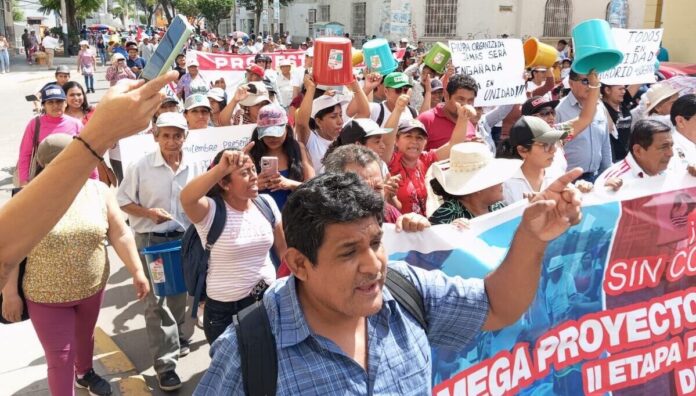 Piura: Alistan marcha para exigir la ejecución del proyecto de agua y alcantarillado para 105 AA.HH. “ El 16 era el plazo máximo para que el OSCE diera el veredicto. Pero lo que nos dio el 16 fue una resolución firmada por el tribunal en donde dicen que ya tenía todos listo para dar el veredicto, pero al día siguiente llegaban los feriados y esperábamos que el lunes 21 se dé la resolución, pero resulta que, no sé por qué, cambiaron al tribunal. Ese nuevo tribunal saca una resolución, dejando sin efecto la resolución del 16 y citando, nuevamente, a las partes para el 30 de abril. Pero el viernes 25, vuelven a sacar otra resolución citando para el 5 de mayo”, precisó Farfán. Ante estas cuestionadas demoras, el dirigente precisó que la población de Piura, Castilla y Veintiséis de Octubre realizarán una vigilia en atrio de Catedral de Piura para alzar su voz de protesta. Según dijo, de no ser escuchados, el 8 de mayo, a las 3:00 p.m., saldrán a las calles para realizar una movilización pacífica e incidir en su pliego de reclamos: Inmediata ejecución sin corrupción de agua y alcantarillado y de otros proyectos en la zona urbana de Piura que están paralizados. Inclusión de nuevos sectores beneficiarios Destrabar 42 proyectos de agua y alcantarillado. Rechazo al incremento de la tarifa de agua “Los dirigentes nos hemos reunidos y hemos decidido hacer dos acciones: el miércoles 30, a las 6:30 p.m., haremos una vigilia exigiendo que se ejecute este proyecto. De no ser escuchados, el 8 de mayo, la población estará saliendo de Castilla, Piura y VDO; esperemos que se sume el gremio de construcción civil y trabajadores de Salud”, precisó. Finalmente, el dirigente convocó a la población a sumarse a la plataforma de lucha, advirtiendo que los 625 millones de soles destinados a esta obra corren el riesgo de perderse y ser transferidos a otra región. “Hemos aprobado una plataforma que la población debe sumar. Piura debe despertar, caso contrario, este presupuesto se lo llevarán a otra región y, lo más triste, en complicidad de nuestras autoridades que no dicen absolutamente nada”, precisó.