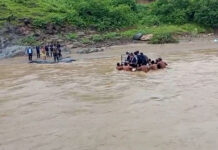 Alumnos arriesgan su vida para cruzar quebrada