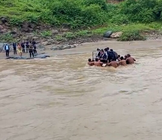 Alumnos arriesgan su vida para cruzar quebrada