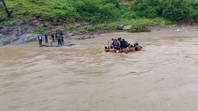 Alumnos arriesgan su vida para cruzar quebrada