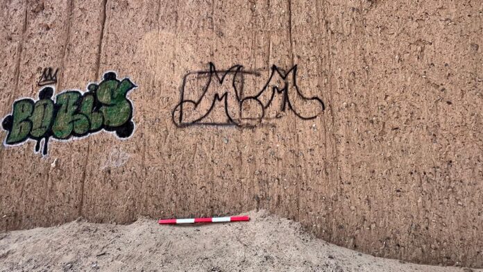 Sujetos vandalizan muros de Chan Chan