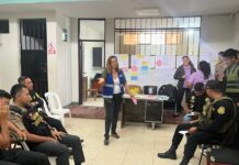 La licenciada Nadia Agurto, coordinadora de Mujeres Tejiendo Redes, capacita a personal de la PNP.