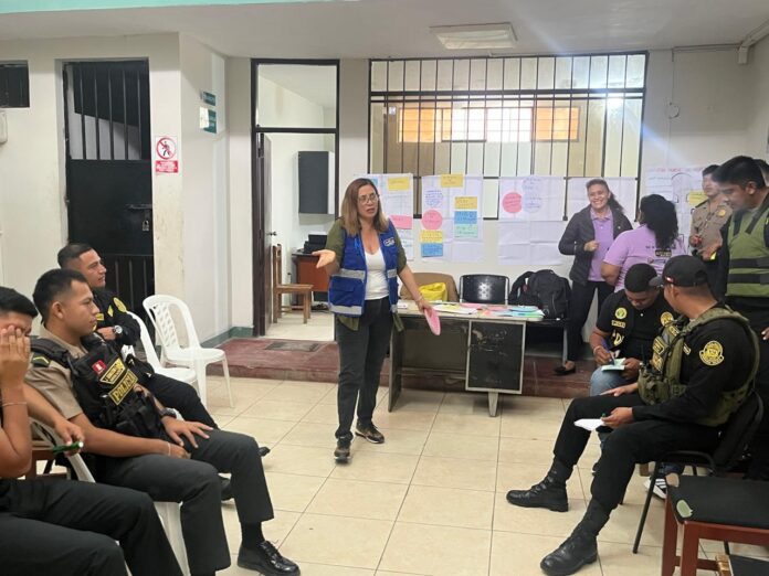 La licenciada Nadia Agurto, coordinadora de Mujeres Tejiendo Redes, capacita a personal de la PNP.