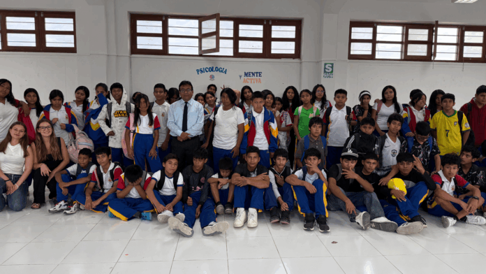 Estudiantes participan de taller sobre uso adecuado de la IA