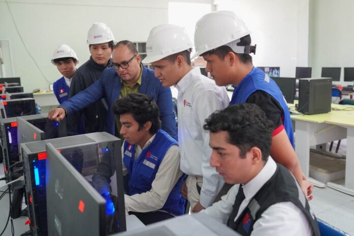 Estudiantes de UCV Piura renuevan la red del laboratorio de cómputo del Colegio San Miguel