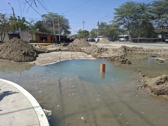 Tuberías rotas en calles del distrito Veintiséis de Octubre