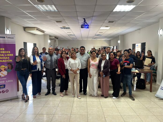 Participantes y autoridades al cierre de la jornada de capacitación, reafirmando su compromiso con una atención policial sensible al género y libre de violencia.