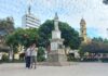 Un turista aprovecha el feriado por Fiestas Patrias para recorrer la Plaza de Armas de Piura, uno de los puntos más visitados por quienes llegan del interior del país.