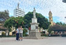 Un turista aprovecha el feriado por Fiestas Patrias para recorrer la Plaza de Armas de Piura, uno de los puntos más visitados por quienes llegan del interior del país.