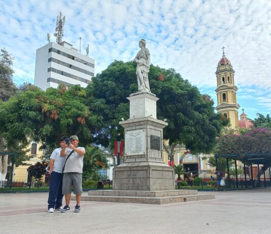 Un turista aprovecha el feriado por Fiestas Patrias para recorrer la Plaza de Armas de Piura, uno de los puntos más visitados por quienes llegan del interior del país.