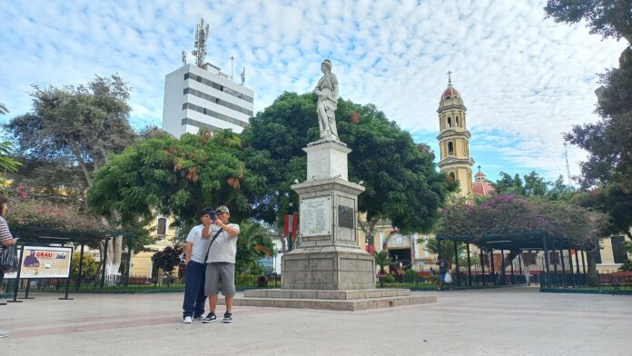 Un turista aprovecha el feriado por Fiestas Patrias para recorrer la Plaza de Armas de Piura, uno de los puntos más visitados por quienes llegan del interior del país.