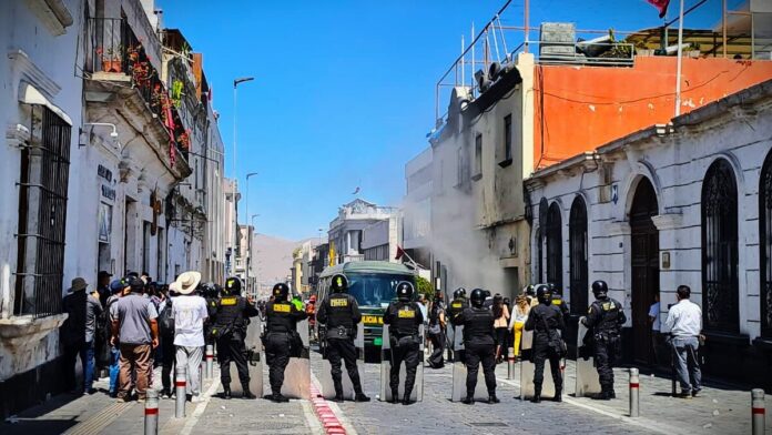 Arequipa: extranjeros vs. PNP en desalojo de discoteca LGTB Imperio, en Centro Histórico (VIDEO)