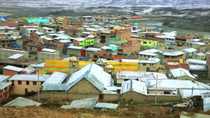 Ananea: Delincuentes disfrazados de mineros asaltan restaurante