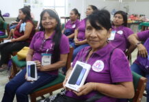 Lideresas reciben celulares