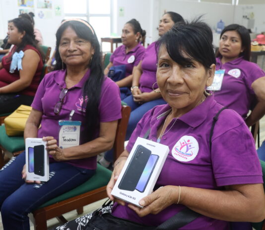 Lideresas reciben celulares