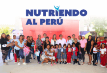 Madres, padres, personal de salud y autoridades participaron en la ceremonia de cierre del programa Nutriendo al Perú