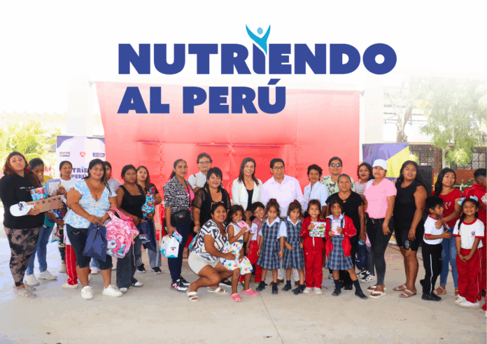 Madres, padres, personal de salud y autoridades participaron en la ceremonia de cierre del programa Nutriendo al Perú