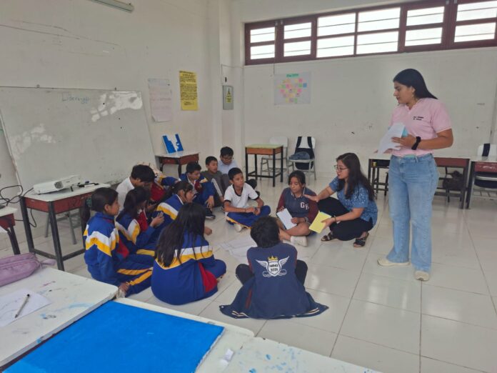 Estudiantes reflexionan en una nueva sesión