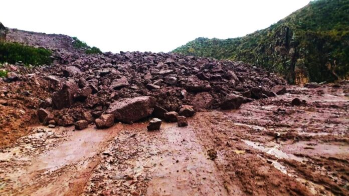 Huaico en Castilla: colapso de carretera deja incomunicada a zona alta de Arequipa