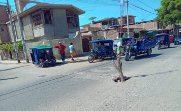 Vecinos colocan ‘yunce’ en plena Av. Grau para alertar sobre peligroso forado olvidado por las autoridades